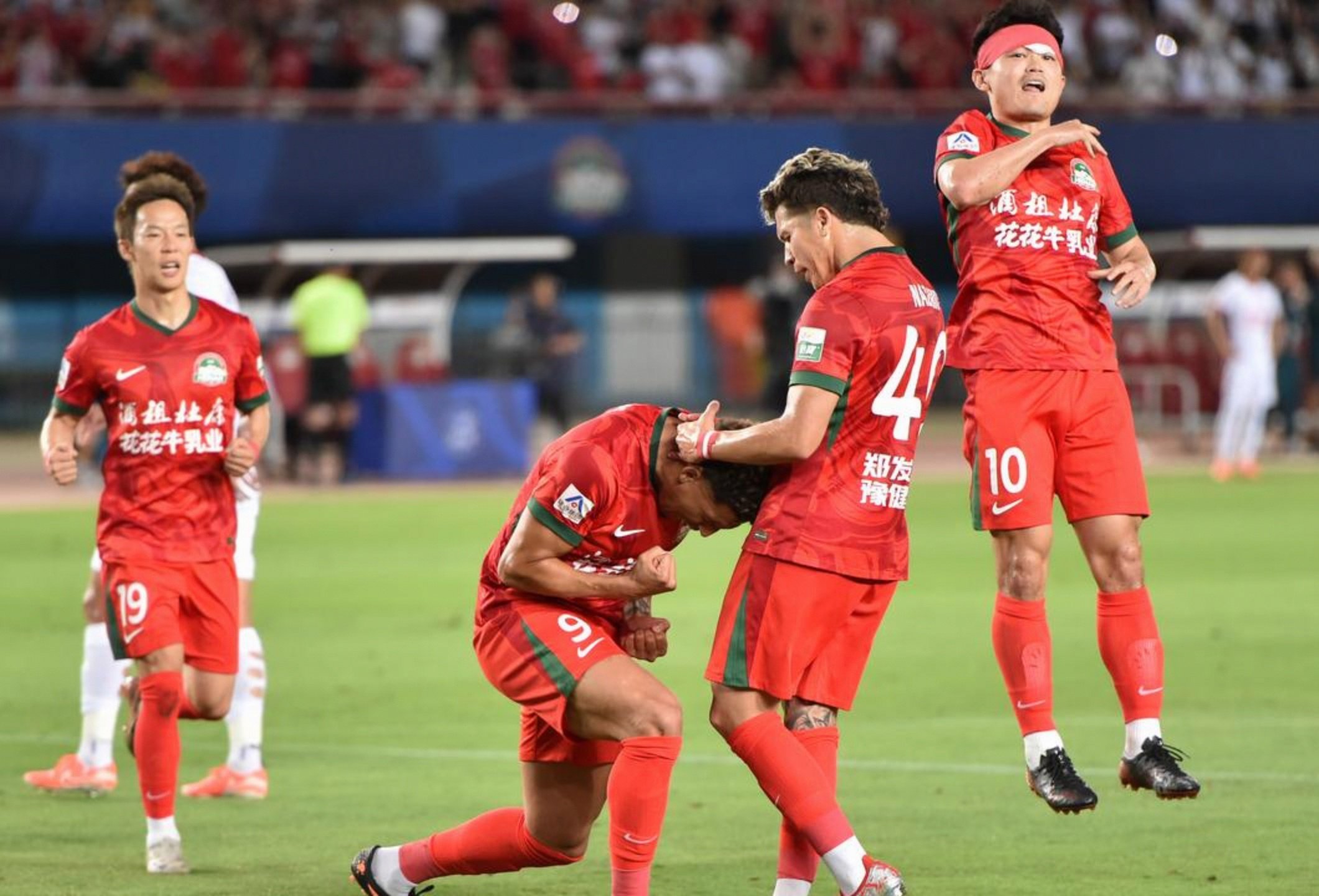 爱游戏官网-这也行?西汉姆关键时刻门线救险阿贾克斯加时末段防线松动,国际比赛日成都蓉城备战欧篮联